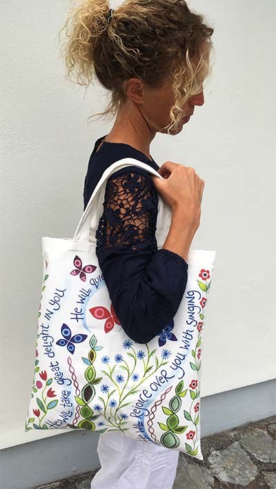 Hannah Dunnett Great Delight canvas bag model image